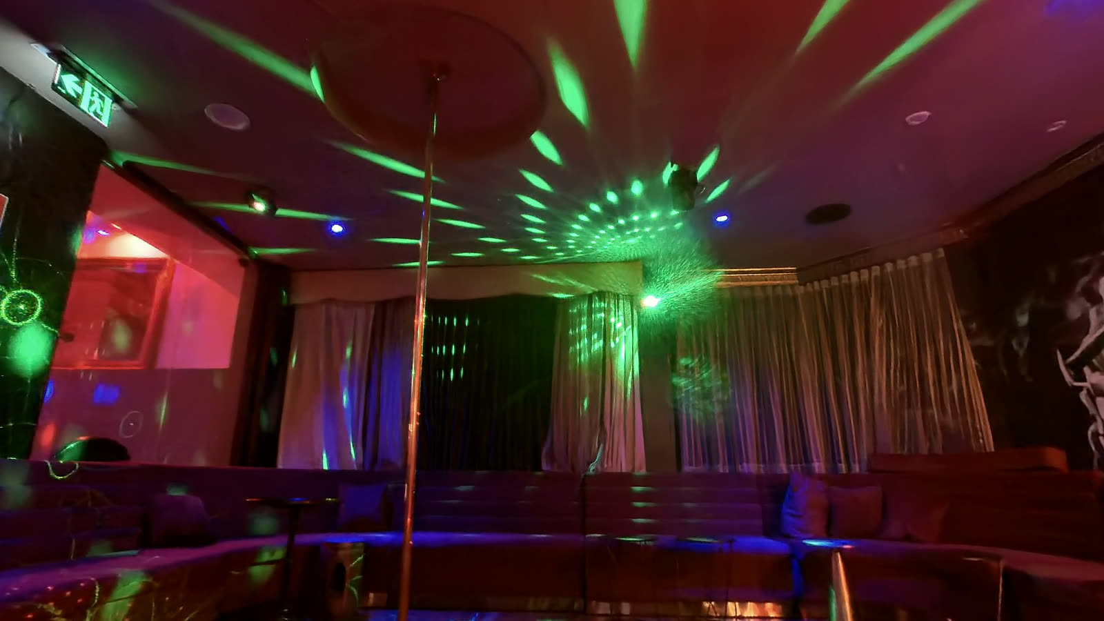 Pole lounge at Sydney Elements